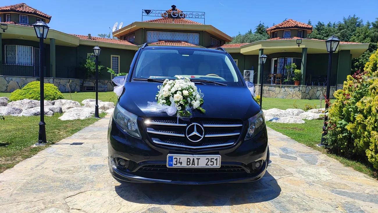 Çiçekli süslenmiş Mercedes-Vito gelin arabası