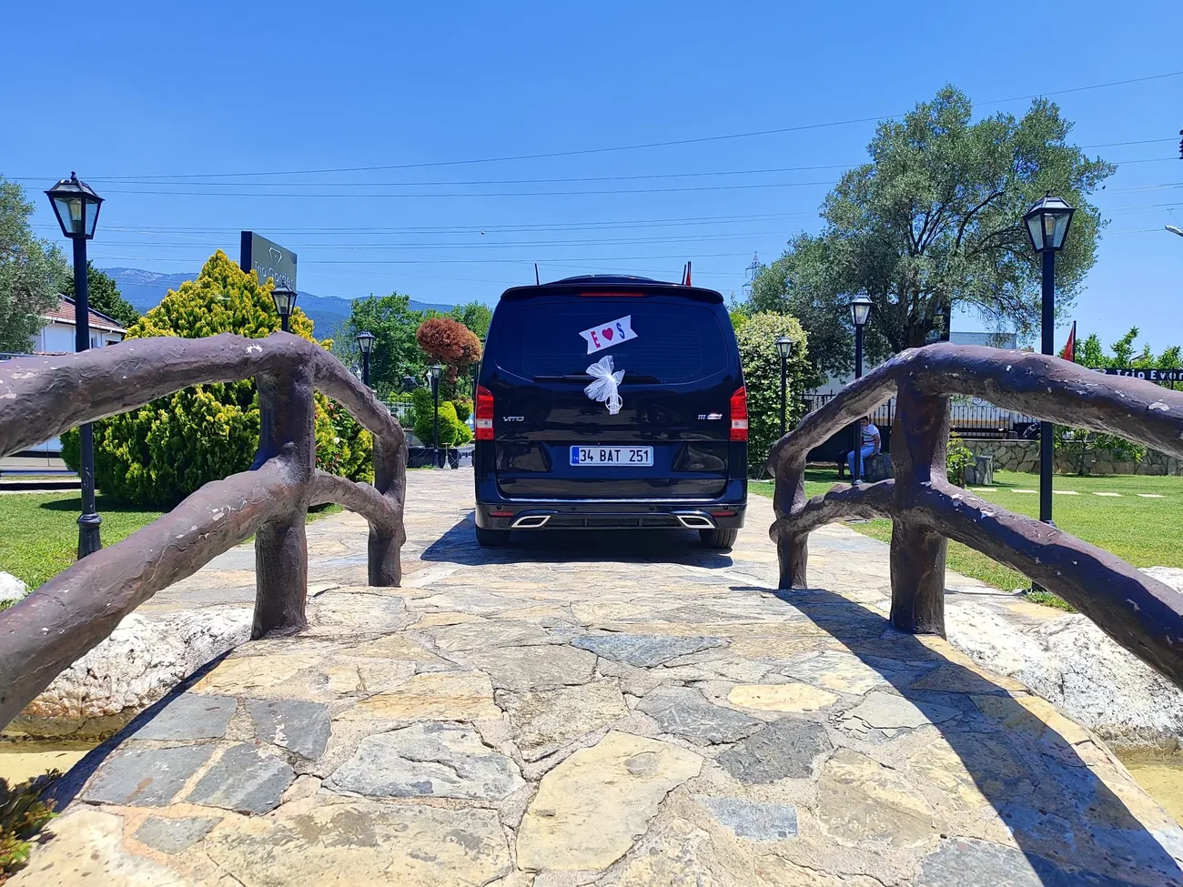 Çiçek süslemeli Mercedes-Vito düğün aracı