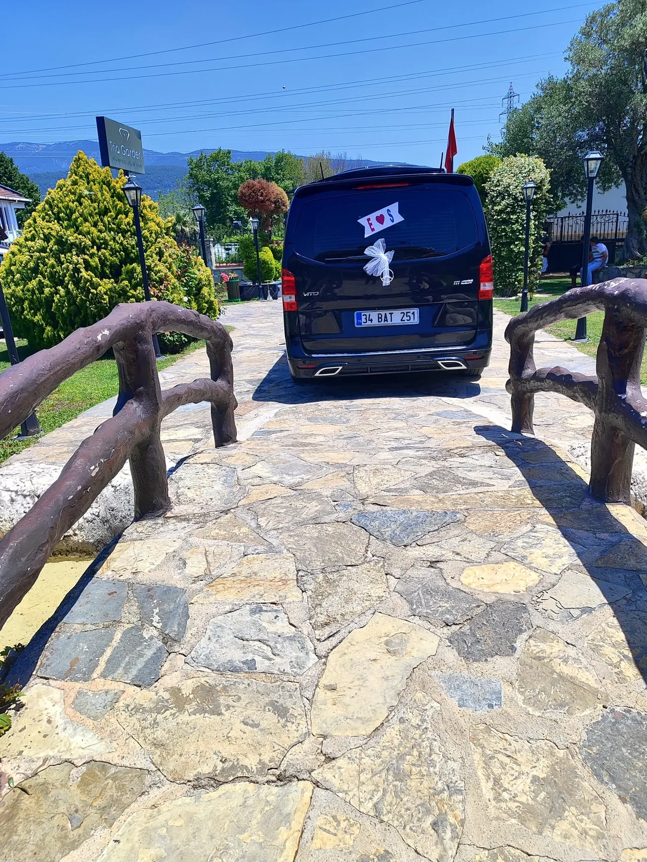 E ♥ S süslemeli Mercedes-Vito gelin arabası — arkadan görünüm