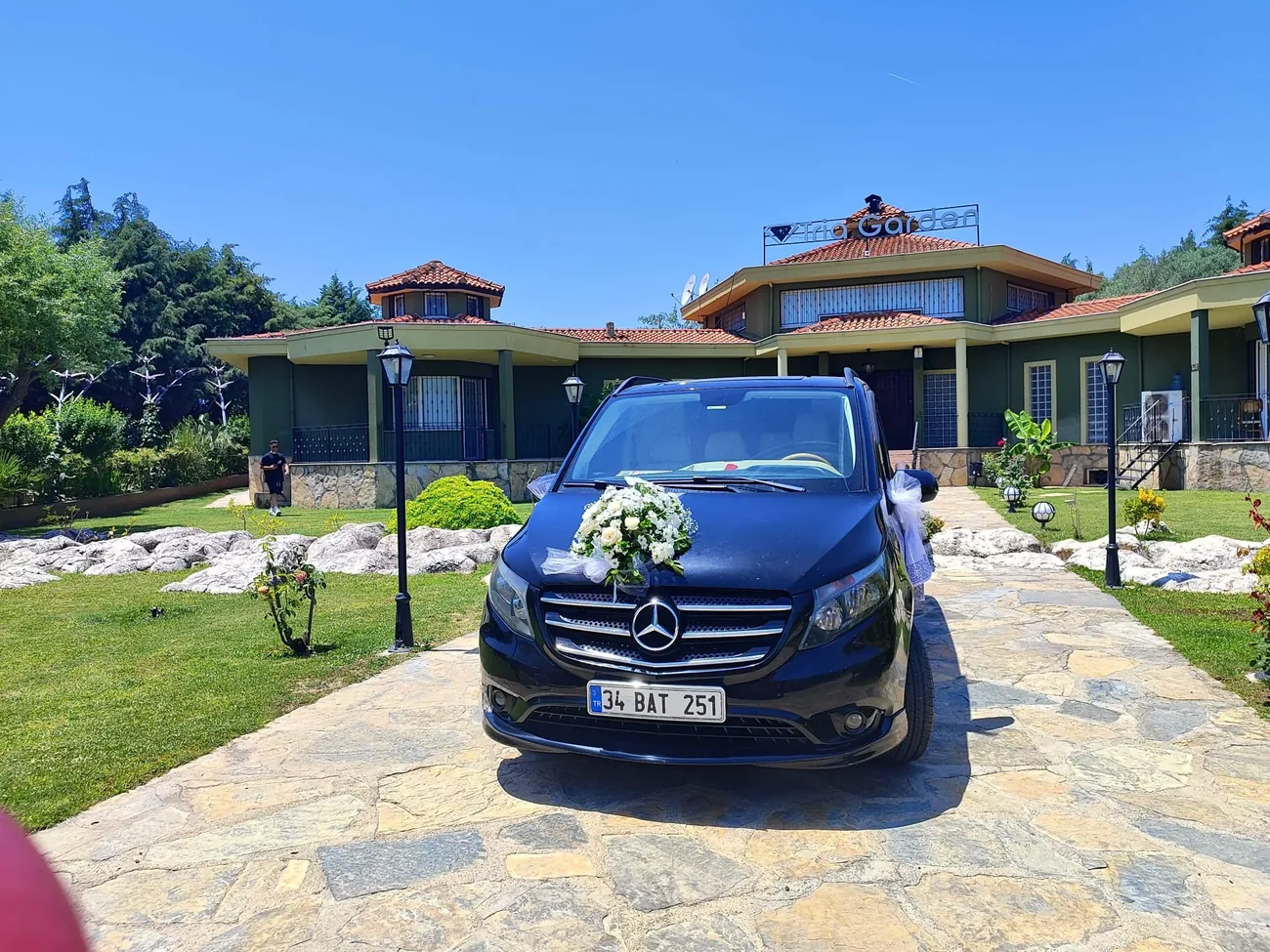 Süslenmiş VIP düğün aracı Mercedes-Vito