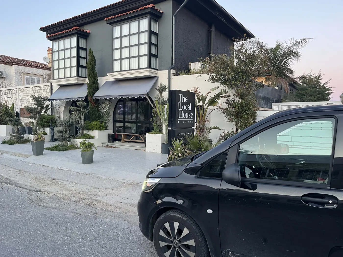 The Local House Alaçatı önünde Mercedes-Vito VIP transfer