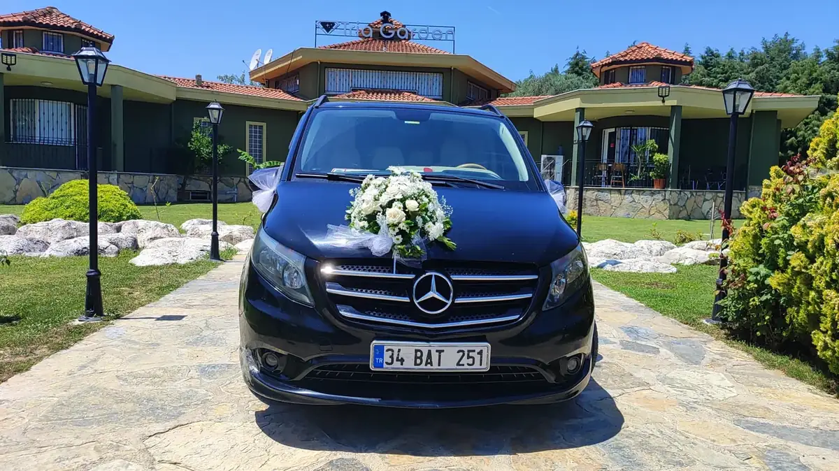 Çiçek süslemeli Mercedes-Vito — özel gün ve gelin arabası