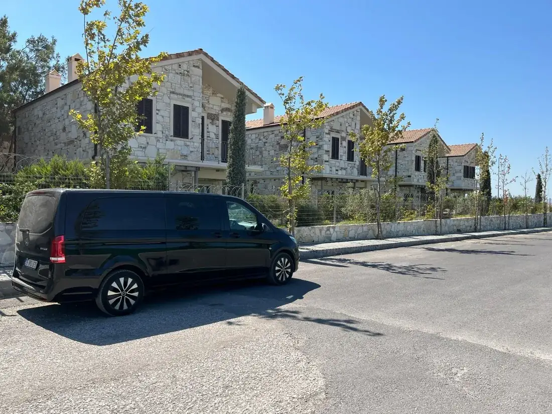 Mercedes-Vito VIP transfer aracı sokakta