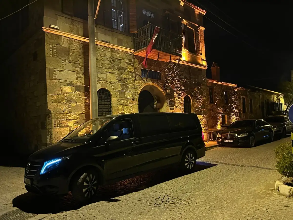 Mercedes-Vito VIP transfer aracı — tarihi konak önünde gece