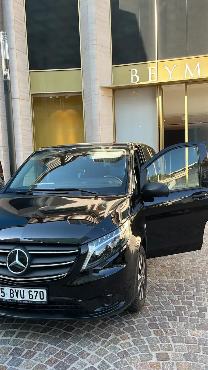 Mercedes-Vito VIP transfer aracı — şehir merkezinde