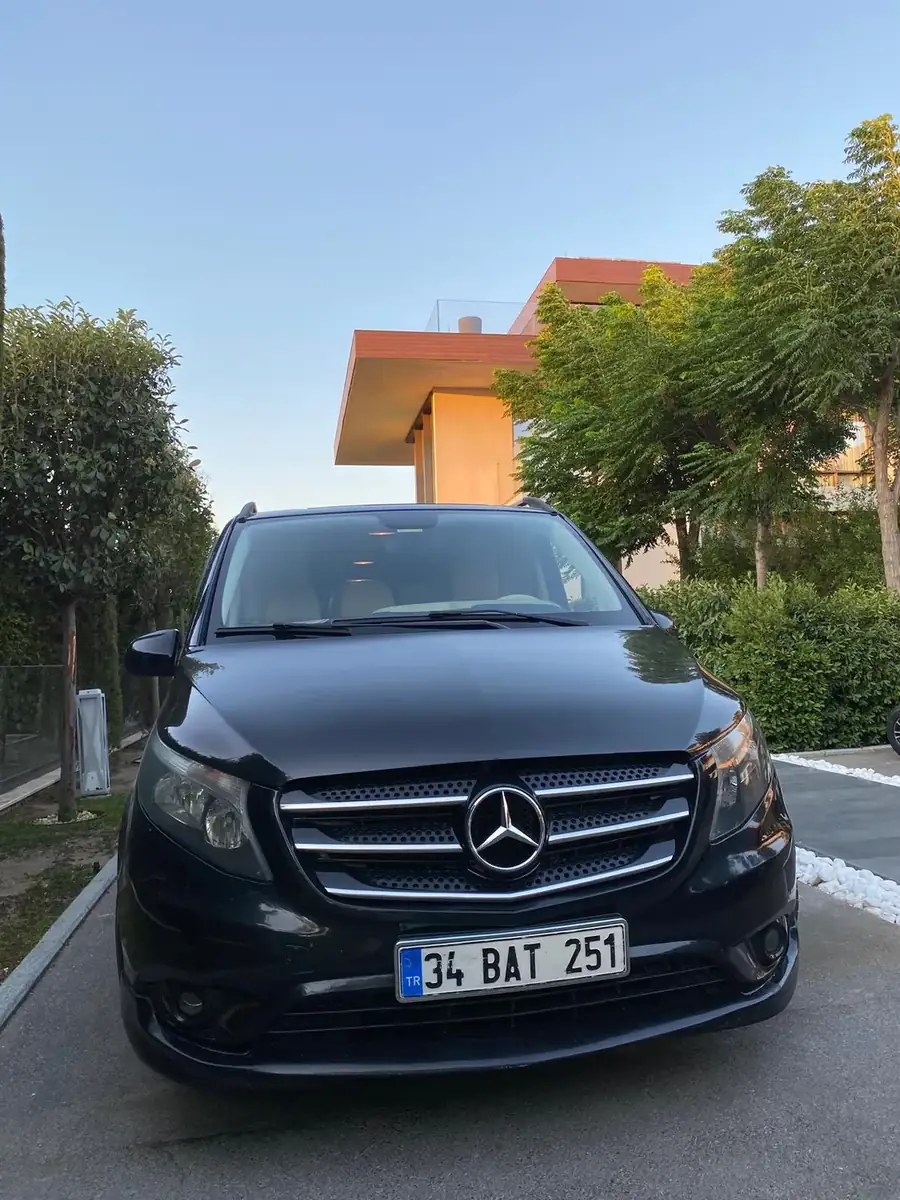Siyah Mercedes-Vito VIP transfer aracı — villa önünde önden görünüm