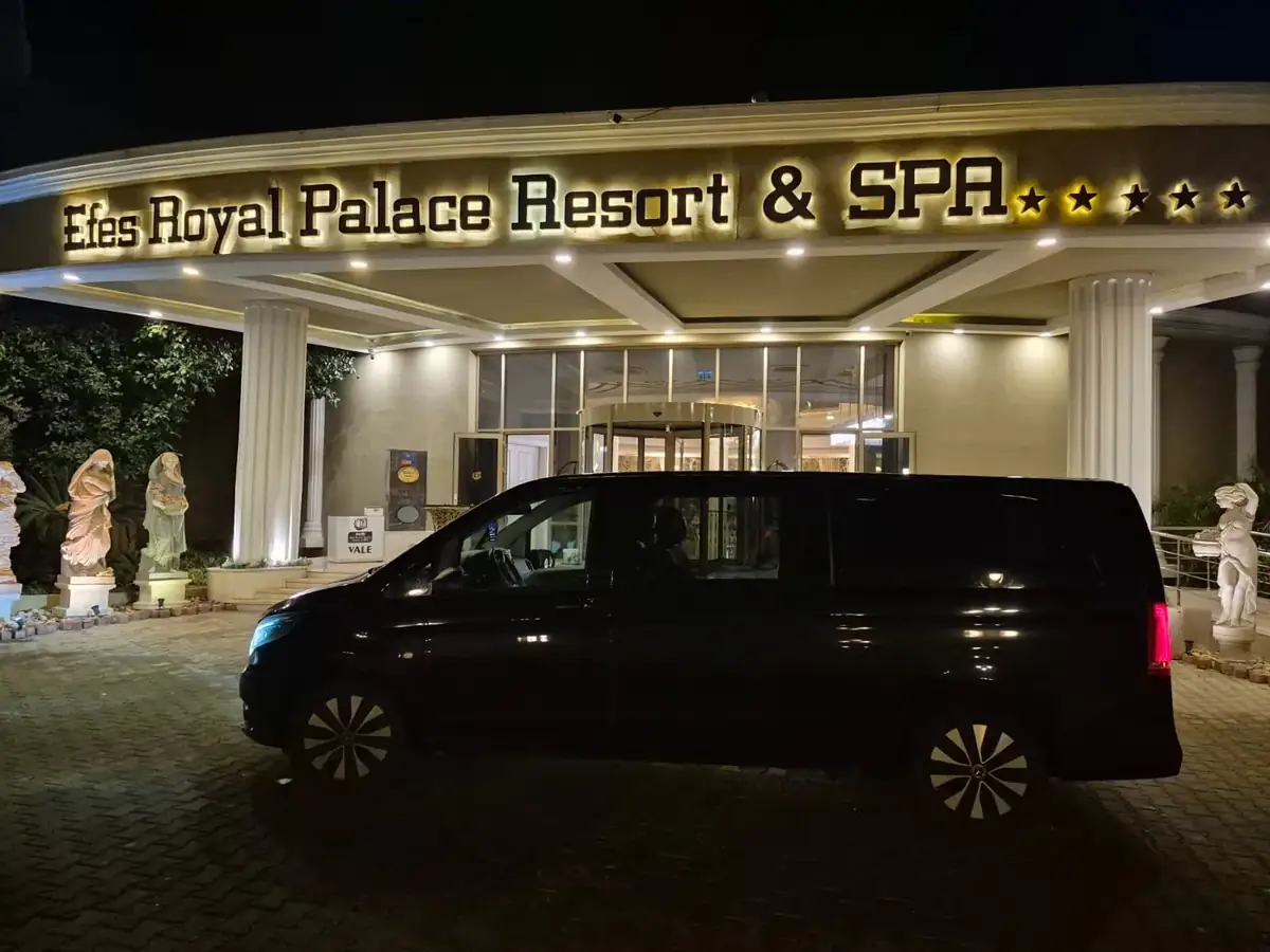 Mercedes-Vito VIP transfer aracı — otel önünde akşam transferi