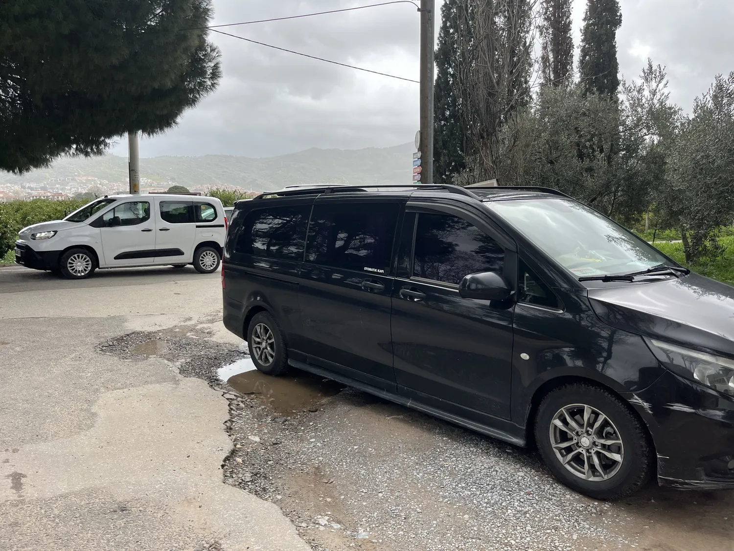Mercedes-Vito VIP transfer aracı — yandan görünüm